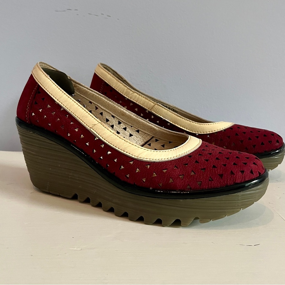 FLY LONDON Burgundy Wedges with white trim and black piping Sz 39